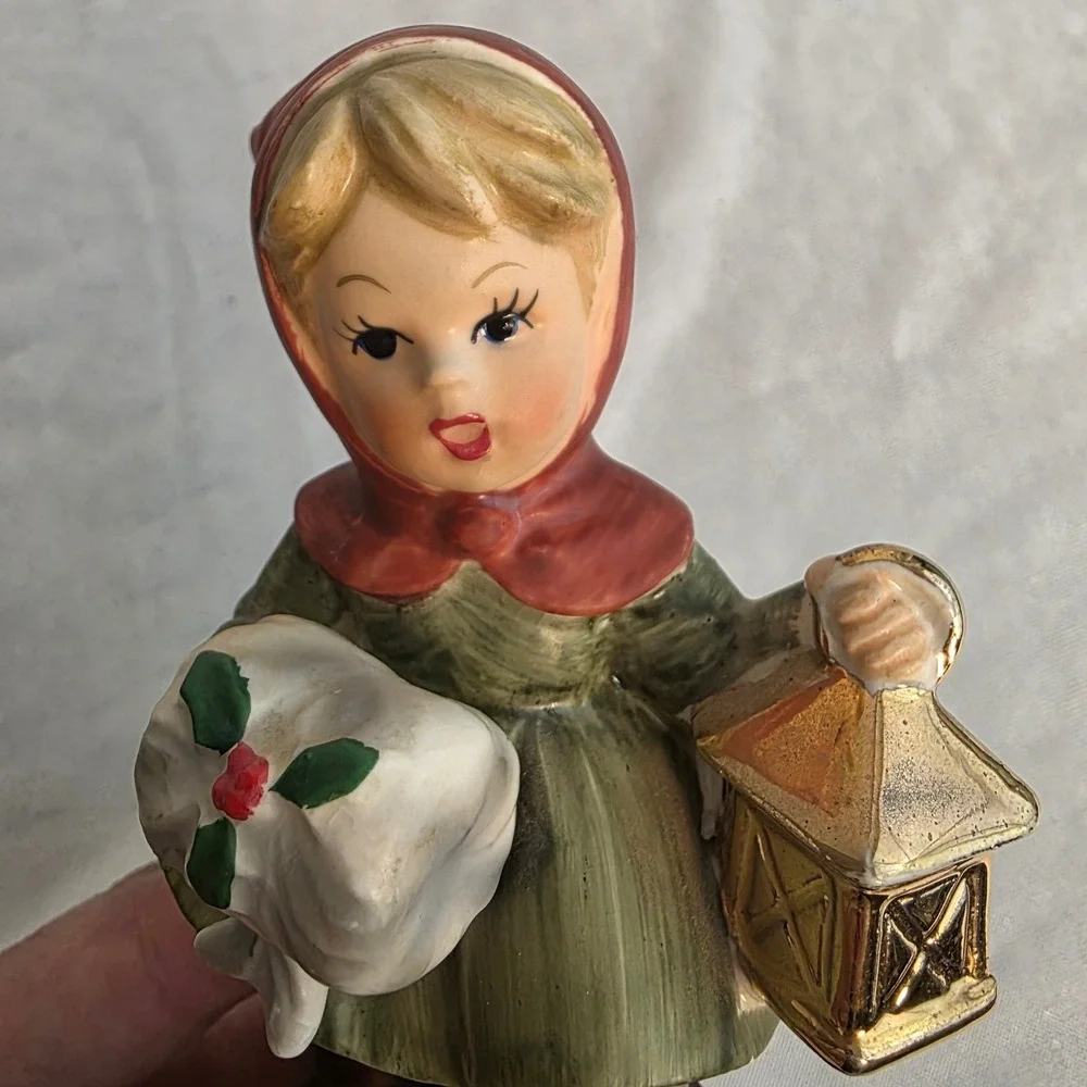 Rare Napco Christmas Girl Figurine X8367 Muff‎ Lantern Holly Hand Painted